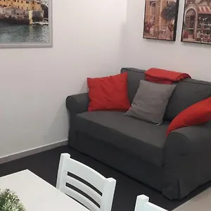 https://a-due-passi-dalla-lanterna.hotelitalianriviera.com